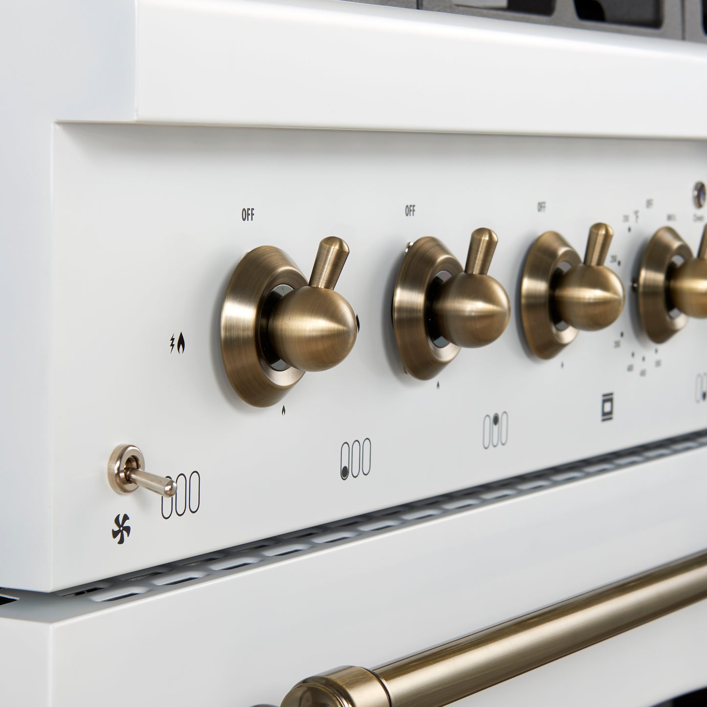 Cuisinière biénergie Forno Antico 36 pouces blanche et laiton vieilli, avec 6 brûleurs à gaz scellés et four électrique à convection - Forno Appliances